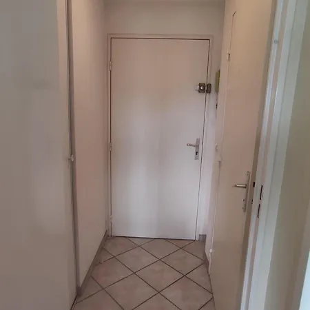 2 Pieces Avec Loggia Et Parking A Deux Pas De La - Fr-1-712-93 *