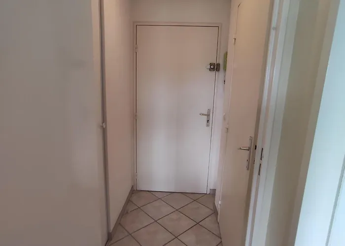 2 Pièces + Loggia Proche Avec Parking - Fr-1-712-93 *